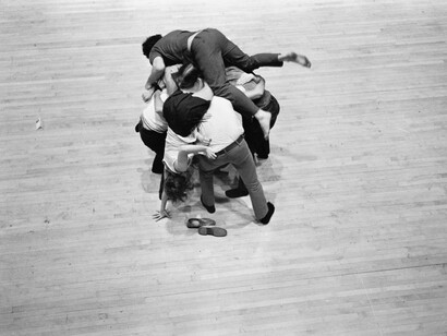 Peter Moore, Photo de Huddle de Simone Forti, 1969. © Barbara Moore/Licensed by VAGA, New York, NY. Courtesy Paula Cooper Gallery, New York