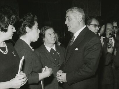 Il riconoscimento del diritto di voto alle donne rappresentò un passo cruciale verso la parità di genere in Italia, rompendo secoli di esclusione politica. Nella foto celebrazione del Ventennale del voto alle donne 