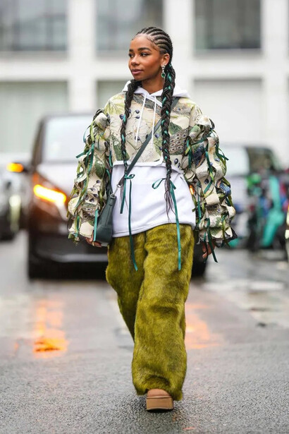 Mujer luce el estilo «ugly fashion»