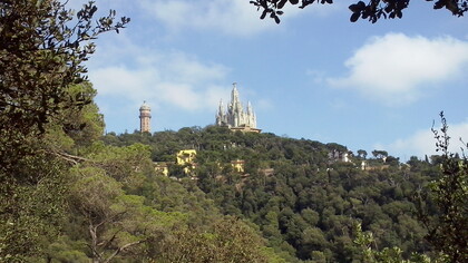 El Tibidabo visto desde El parque natural  de Collserola