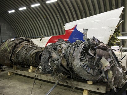 Restos del avión siniestrado en un almacén
