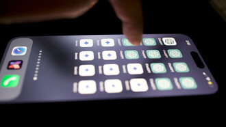 Le doigt qui signait sur papier signe maintenant sa reddition