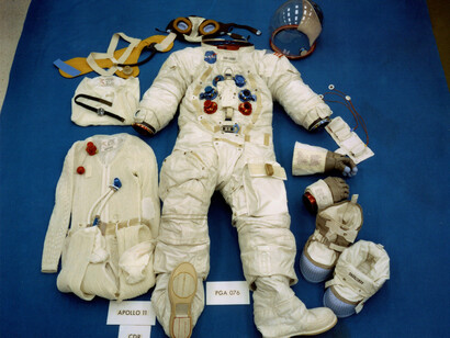 L'EMU dell'Apollo 11 di Neil Armstrong esposta su un tavolo prima del volo della missione