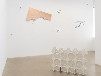 Carmen Arias, Umbrales y rellenos (Thresholds and fillings), exhibition view. Courtesy of Juan Silió Gallery