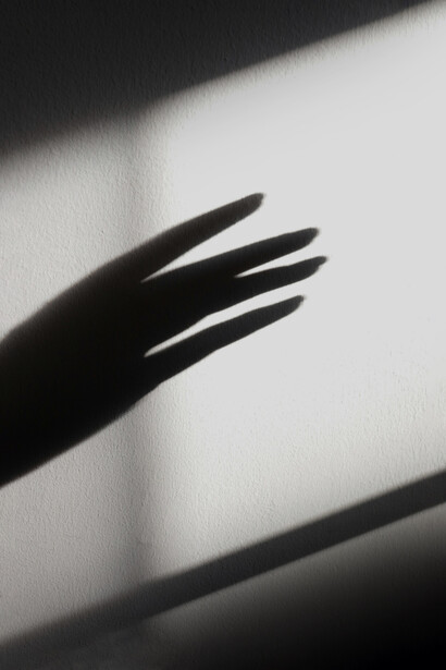 Cuanto más intento reconfortarme con tu vago concepto, más te apareces y dejas huella en mí