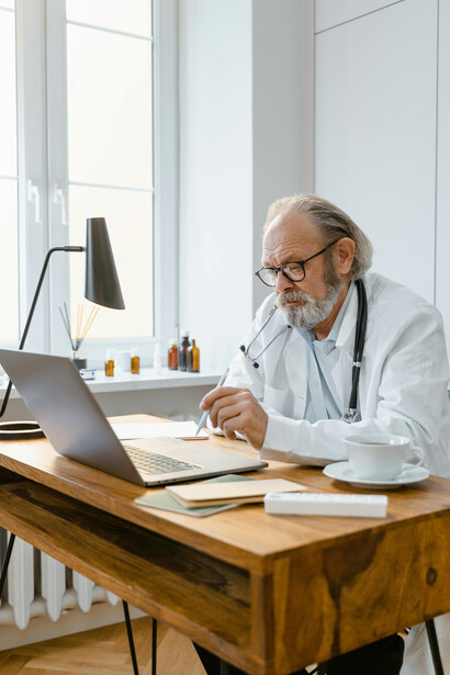 Médico atendiendo a un paciente por videollamada. Tras la pandemia de COVID-19, se aceleró la implementación de tecnologías digitales para el tratamiento de enfermedades