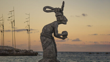 Escultura del la diosa maya Ixchel en la isla de Cozumel, México