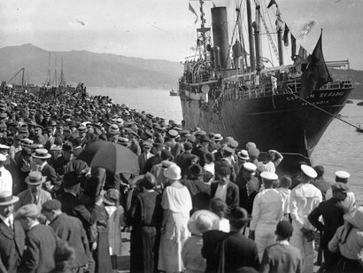 Un barco abandona el puerto de Vigo con rumbo a América en 1915: hoy, igual que entonces, muchos españoles han tenido que emigrar