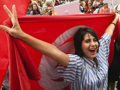 Donna tunisina in una manifestazione: il CSP dà alle donne un posto senza precedenti nella società tunisina
