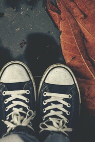 Scarpe Converse. Non posso tornare indietro e cammino, per continuare a camminare. Cerco grounding, qualcosa che mi trattenga. Leggera, una foglia secca, ora mossa, non puoi trovarmi più
