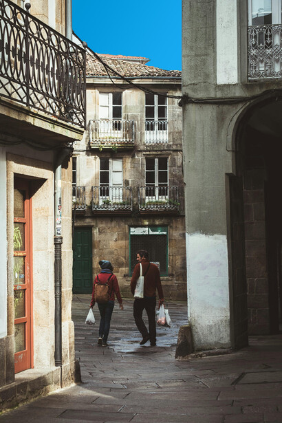 Santiago de Compostela guarda séculos de história como destino final do Caminho de Santiago, atraindo peregrinos de todo o mundo para visitar a catedral que abriga os restos do apóstolo São Tiago