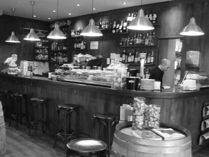 Los Aponte Vacca no solo migraron, sino que regresaron, como esos estilos musicales que cruzaron el Atlántico y volvieron transformados. Bar Alba de Castelldefels, España
