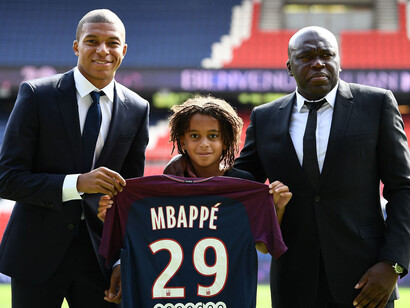 Kylian Mbappé y su familia durante el anuncio de la renovación del contrato del futbolista con el Paris Saint-Germain
