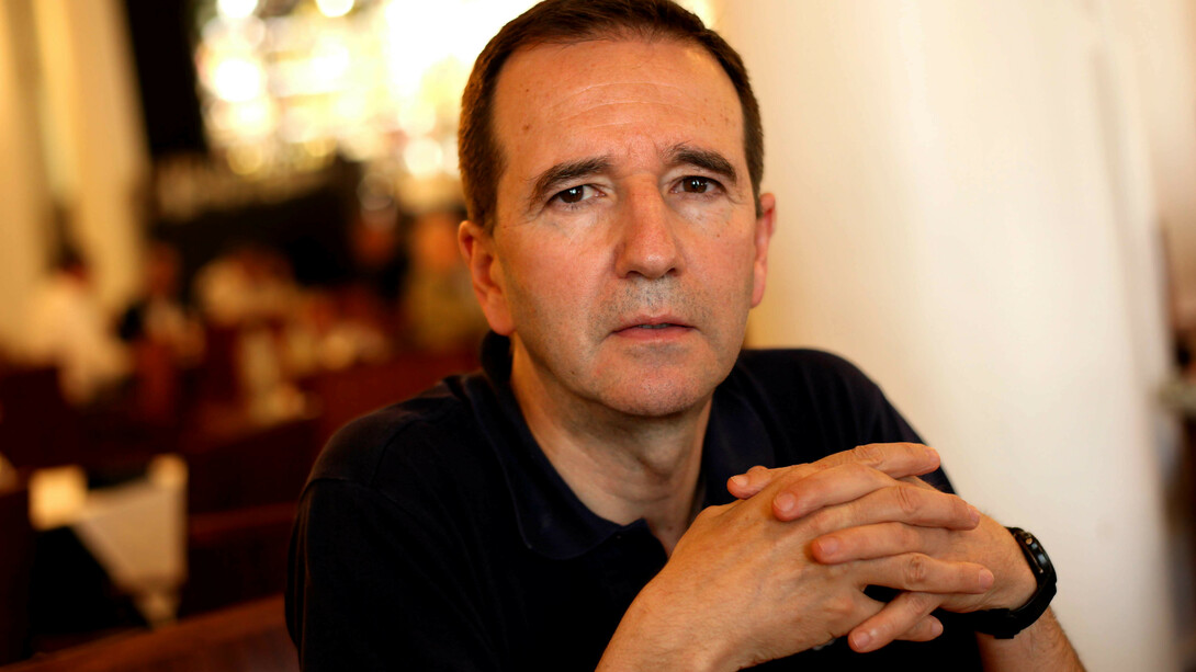 El escritor Martín Casariego en el Círculo de Bellas Artes, uno de los escenarios de su última novela: "El juego sigue sin mí". Foto: Lucía Castillo 
