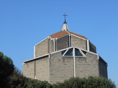 Chiesa di San Policarpo, esterno. La fabbrica, alta, possente, solitaria, caratterizza il quartiere Appio Claudio di Roma (foto Roberto Luciani)