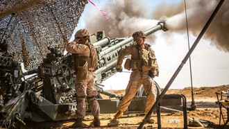 Soldados americanos accionan el obús M777 en su ayuda a las Fuerzas Democráticas Sirias en la ofensiva de Raqqa, marzo de 2007