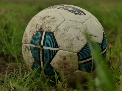 Balón de futbol gastado y sucio