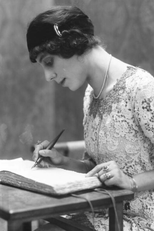 Amalia Guglielminetti fotografata da Mario Nunes Vais, prima del 1932-2