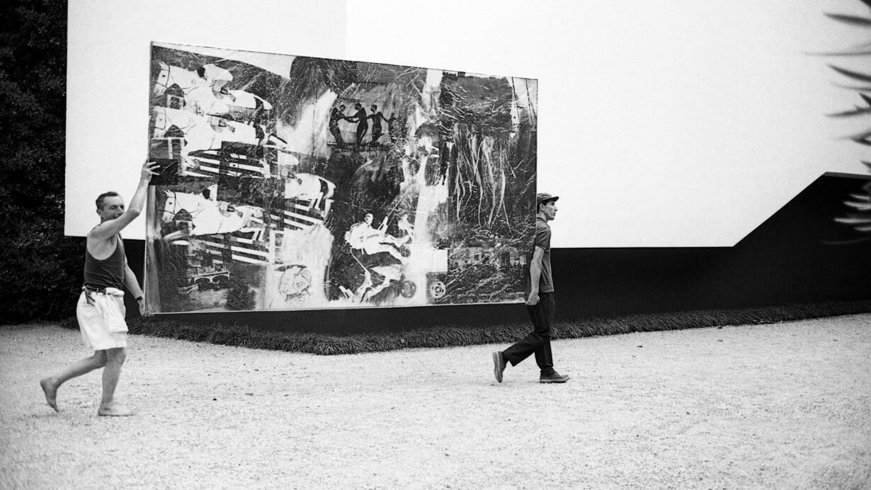Traslado de la obra de Robert Rauschenberg Express, 1963, dentro del "Giardini della Biennale"