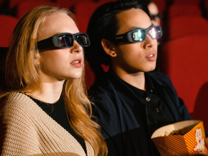 Amigos concentrados assistindo ao filme de ação