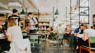 Un negocio gastronómico exitoso se caracteriza por su capacidad de generar una conexión emocional con el cliente, haciendo que su visita sea memorable