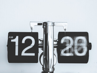 Reloj digital con diseño retro