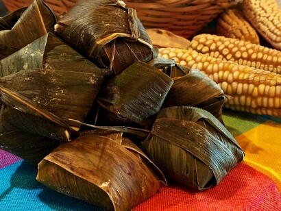 Tamales envueltos en hoja de milpa de maíz, Michoacán, México