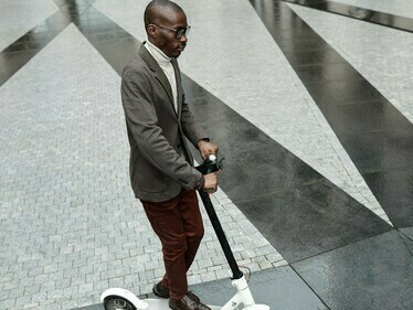 Outro exemplo curioso é o Segway, um veículo elétrico pessoal que foi anunciado como uma invenção capaz de transformar a mobilidade urbana