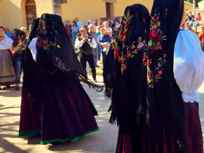 Immagine tratta dal video di Bernardina Vinci. Abiti tradizionali di Orroli, Sardegna