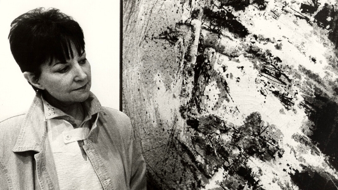 La pintora alicantina, Juana Francés, junto a una de sus obras