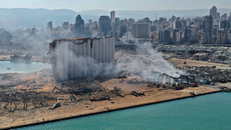 Una vista aérea muestra el daño masivo causado a los silos de granos del puerto de Beirut y el área circundante un día después de que una mega explosión arrasara el puerto libanés
