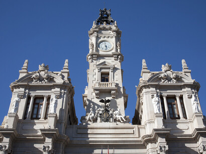Sight of the central body of the front of the Town hall. Photo: Mayte Riera