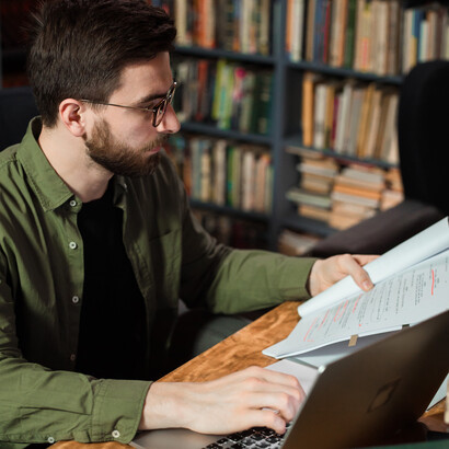 Tanto na literatura dita comprometida, aquela explicitamente de caráter social, quanto na de entretenimento, o escritor exerce um papel social
