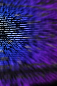 A IA já está substituindo atividades que antes eram exclusivas de seres humanos. Em 2025, por exemplo, a Salesforce anunciou que substituiu milhares de atendentes de suporte por agentes inteligentes de IA, através da plataforma Agentforce, capaz de resolver dúvidas e simular empatia com o cliente. No campo das traduções, ferramentas como o DeepL e modelos de linguagem avançados já realizam versões quase perfeitas de textos complexos, transformando o papel do tradutor humano em um editor de precisão. No setor bancário e de serviços, assistentes virtuais já resolvem a maioria das solicitações simples, diminuindo a necessidade de equipes inteiras de atendimento