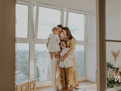 A sua família é um santuário que ele utiliza para se esconder das partes mais sombrias da sua busca incessante por novidades