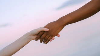 Stretta di mano come simbolo di unione tra tutte le religioni