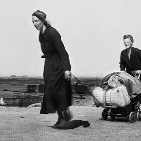 Twee vrouwen op de terugweg van een hongertocht, begin 1945. Courtesy of Foam © Cas Oorthuys / Nederlands Fotomuseum