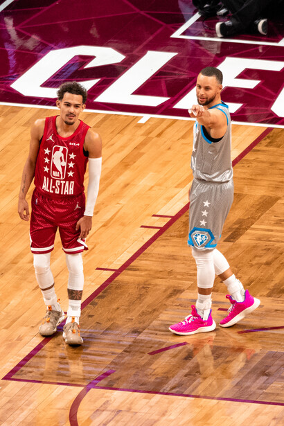 Trae Young (à gauche) et Stephen Curry (à droite) lors du NBA All-Star Game 2022 à Cleveland, États-Unis, le 20 février 2022. Photo par Erik Drost