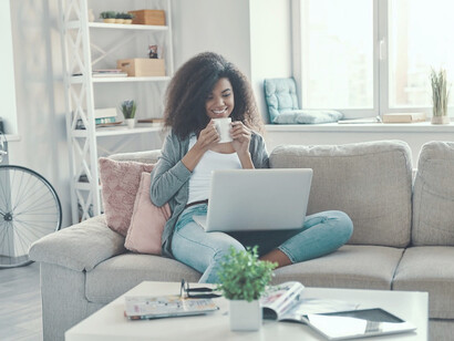 Happy and focused, she leverages AI-powered platforms to stay connected with her team, proving that remote work and advanced technology can lead to a balanced, fulfilling workday