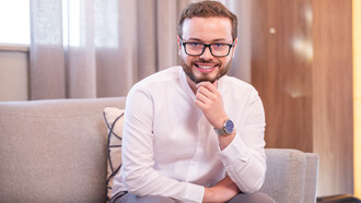 O dia do profissional de mídia é uma oportunidade para refletir sobre o impacto da inteligência artificial e do machine learning na otimização de campanhas publicitárias, aumentando a eficiência e o retorno sobre o investimento. Foto de Daniel Stochero