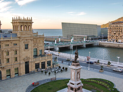 San Sebastián. Centro de la ciudad con el Kursaal de fondo