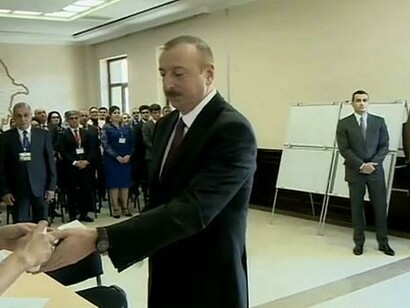 Il presidente azero Ilham Aliyev alle urne