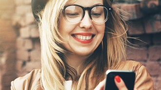 Una "fashion victim" mirando su teléfono móvil