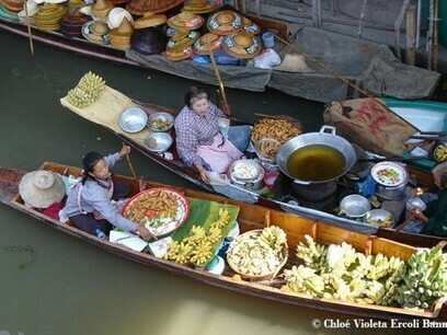 Venditrici di delizie sui canali di Bangkok. Ph Chloé Violeta Ercoli Bannister