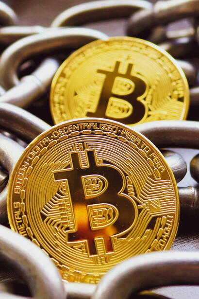 El capitalismo ya no necesita bancos; le basta con un tipo que sonríe con una copa en la mano y te jura que todo es mindset