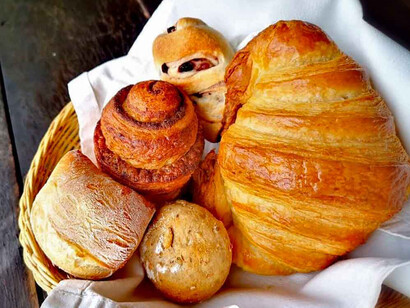 Cicciolina Café presenta un ambiente elegante y relajado que lo convierte en un rincón ideal para desconectar y dejar que la ciudad se quede contigo en cada bocado