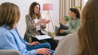 Psicólogo ocupacional se reúne semanalmente com colaboradores de uma empresa para sessões de apoio e orientação