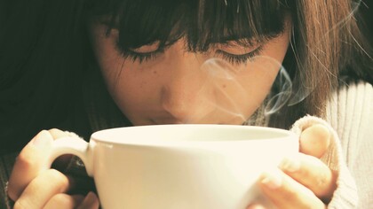 Apreciar um café, acordar de manhã com o sol no quarto e buscar uma energia boa todos os dias. Comida boa na mesa, roupa confortável no corpo, teto para descansar, saúde e razões para agradecer. Já fazem 5 anos que passamos pela pandemia e acredito que a vida de muita gente mudou, ou melhor, muita gente mudou; fomos obrigados a ficar em casa e buscarmos ser corajosos, além de acreditar que tudo um dia iria passar. Os quase dois anos em que ficamos em nossas casas, fez a gente agradecer pela nossa saúde, orar mais, escutar a chuva, olhar para o céu e ter gratidão por estar ali