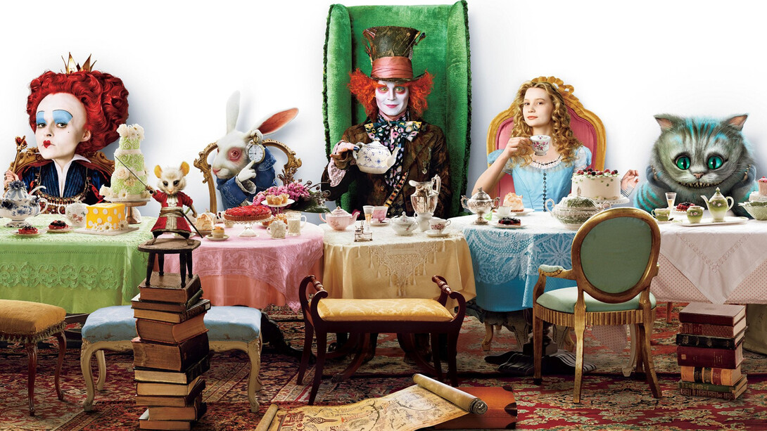 Alice no País das Maravilhas. Dirigido por Tim Burton. Interpretes, Mia Wasikowska, Johnny Depp, Anne Hathaway, Helena Bonham Carter and Matt Lucas. Data de lançamento de 2010