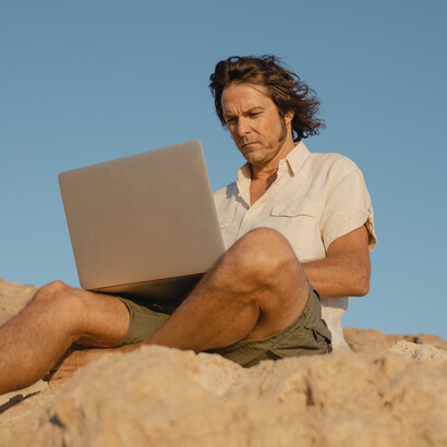 Analista de dados trabalha no computador 